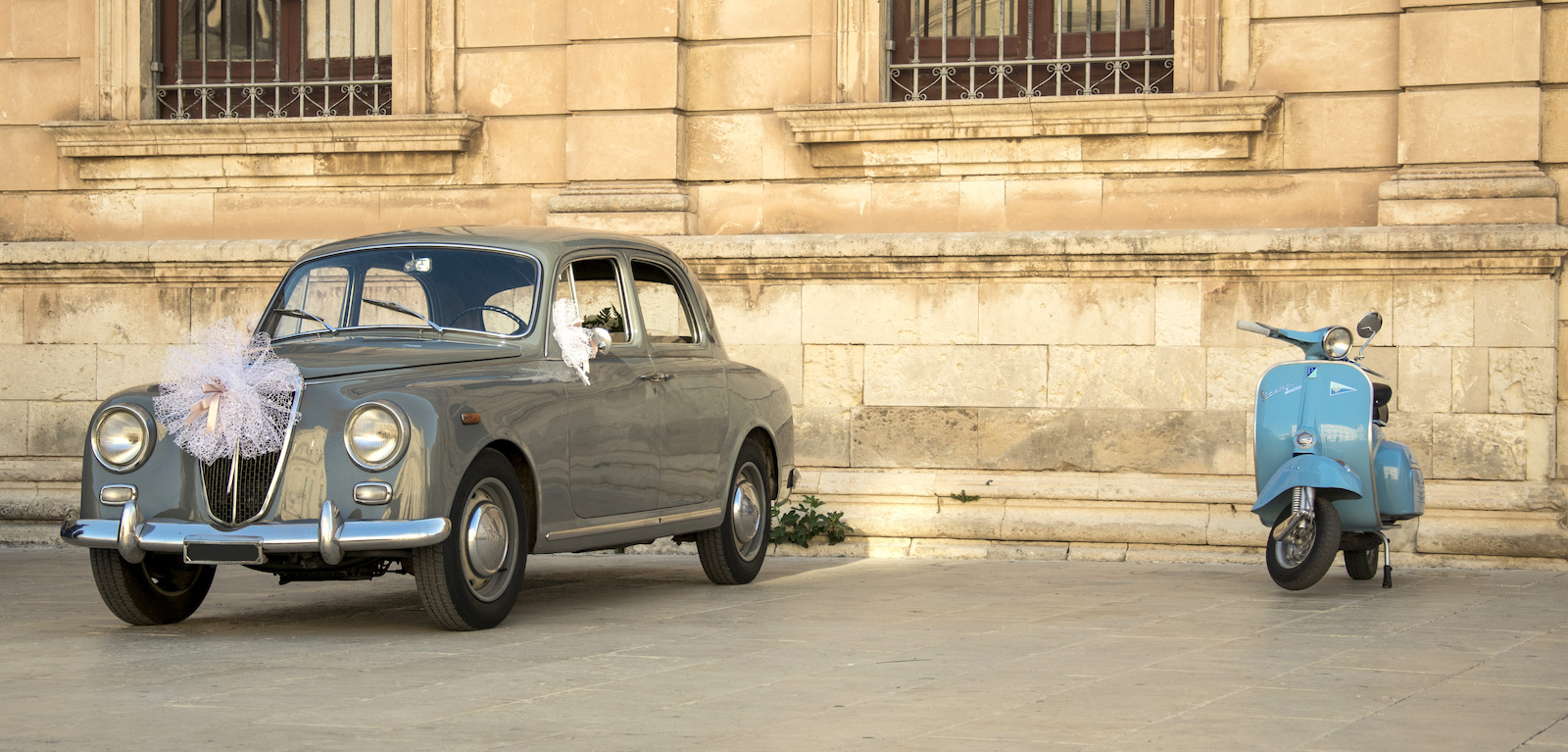 carro e moto clássica em Itália